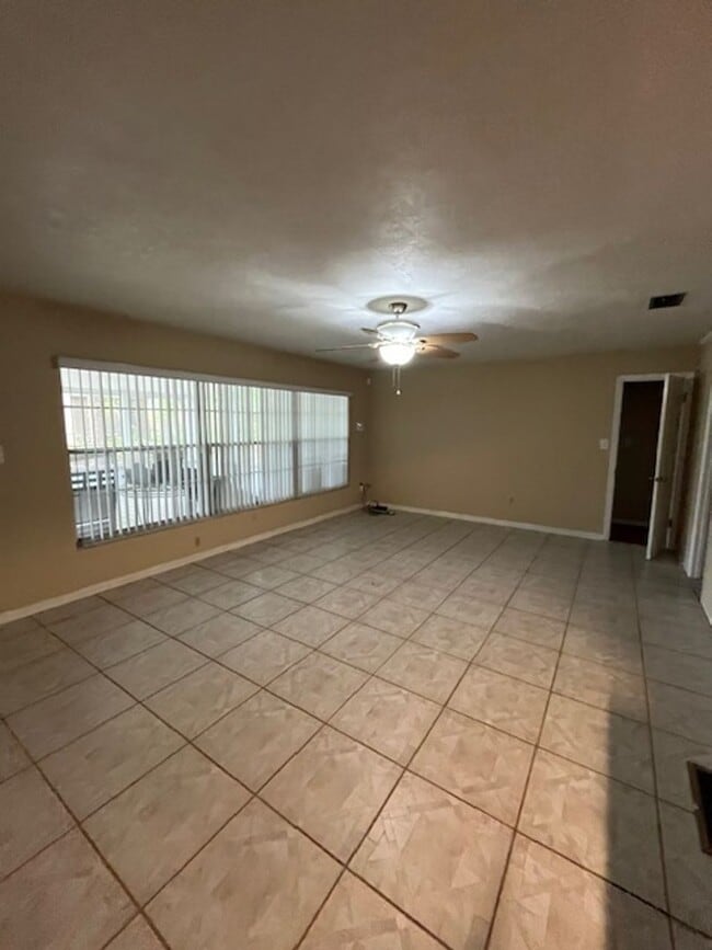 Building Photo - Welcome to this beautiful 4 bedroom, 2.5 b...