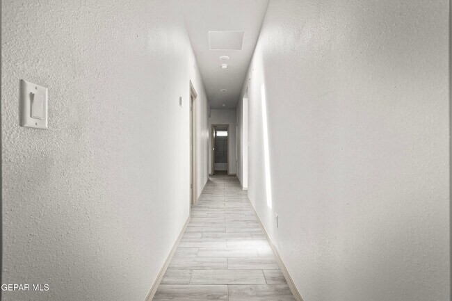 Building Photo - 12049 Hidden Gdns