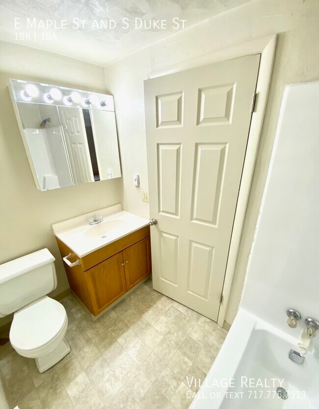 Building Photo - 461 E Maple St