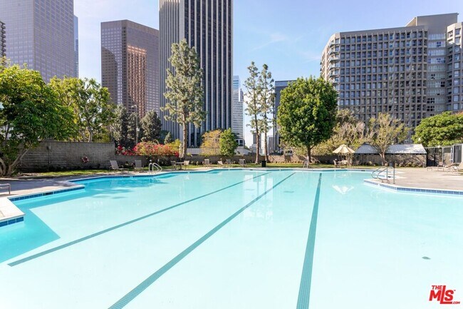 Building Photo - 800 W 1st St