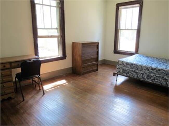 Building Photo - 609 W Elm St