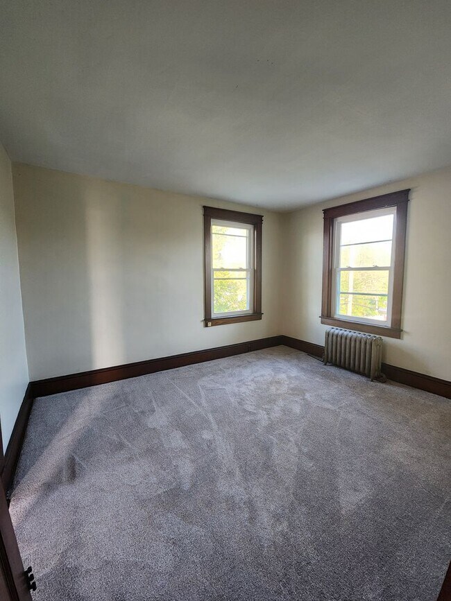 Building Photo - 470 Maple St