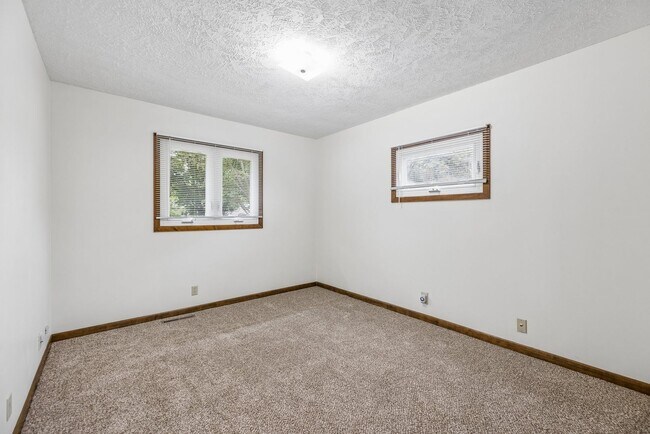 Building Photo - 1920 Oakdale Ave