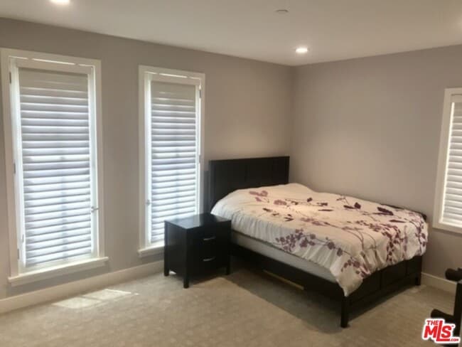 Building Photo - 248 S La Peer Dr