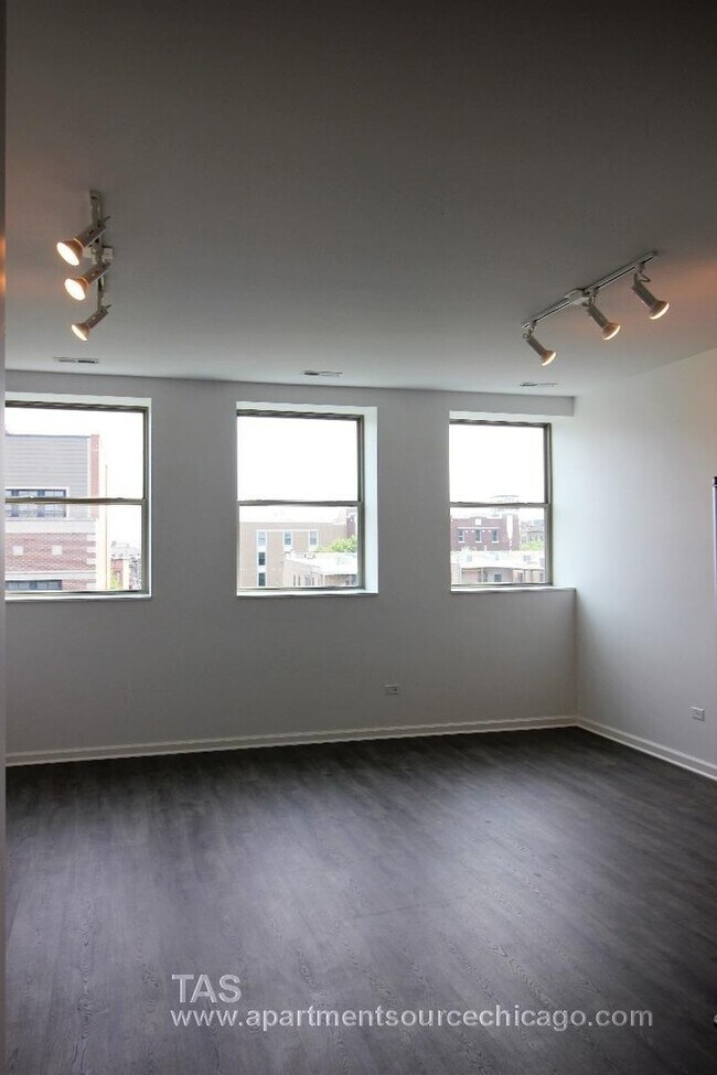 Building Photo - Gut rehabbed 3 bedroom 2 bath TOP FLOOR loft-style unit in WRIGLEY!