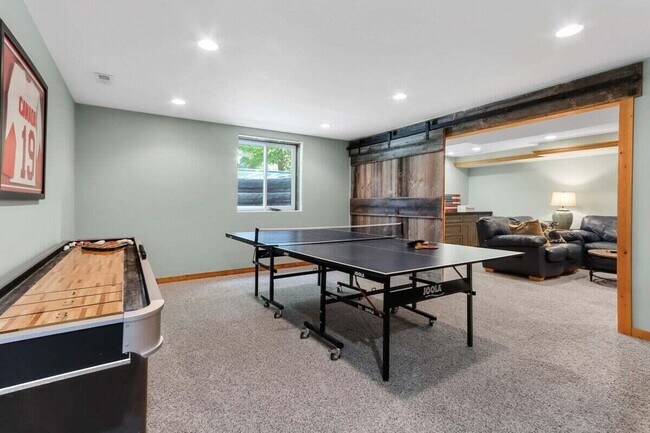 Building Photo - 465 Sylvan Dr