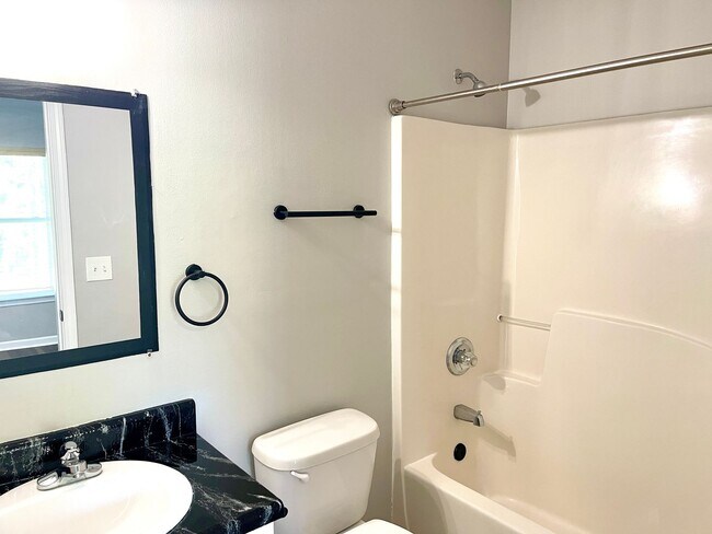 Building Photo - Welcome to this stunning 3-bedroom, 3-bathroom townhome located in the vibrant city of Atlanta, GA.