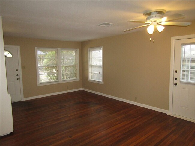 Building Photo - East Austin 3x2 Home Near Downtown & UT