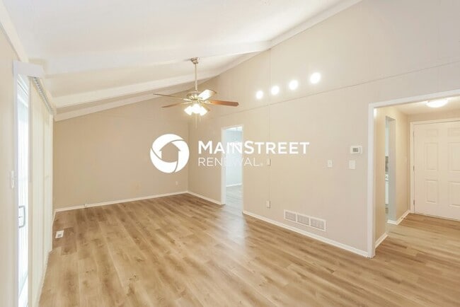 Building Photo - 3 Bedroom Pet-Friendly Home in Overland Park, KS with Main Street Renewal