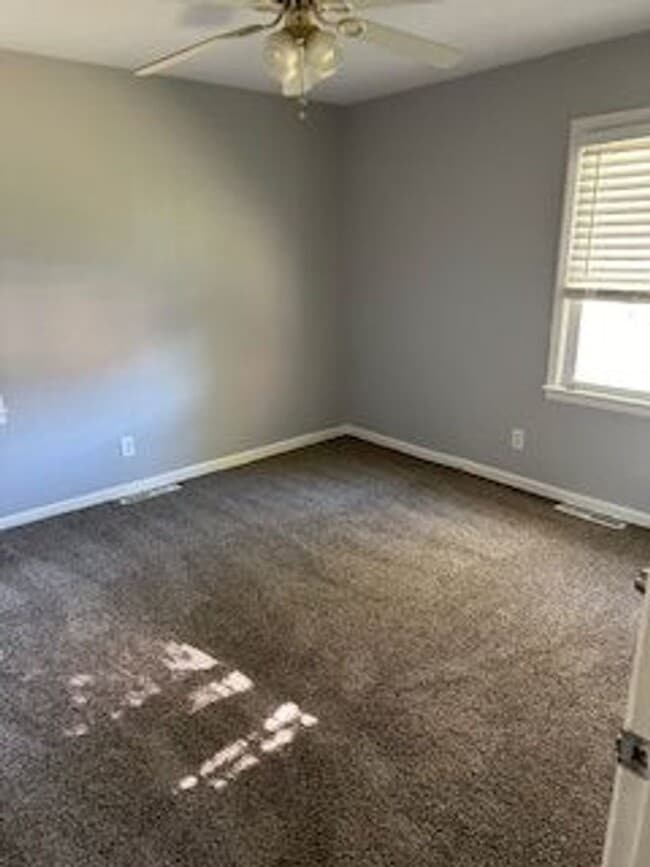 Building Photo - Charming 3 Bedroom 1 1/2 Bath