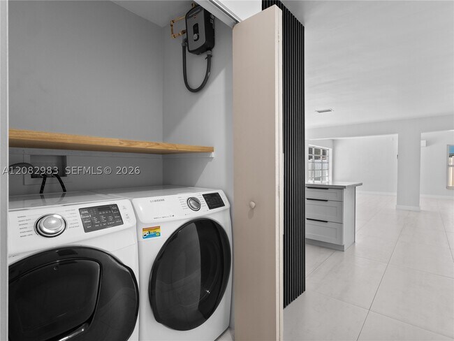 Building Photo - 421 S 56th Terrace