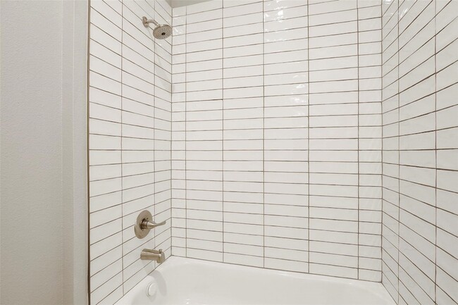 Building Photo - 933 W Eighth Street Unit