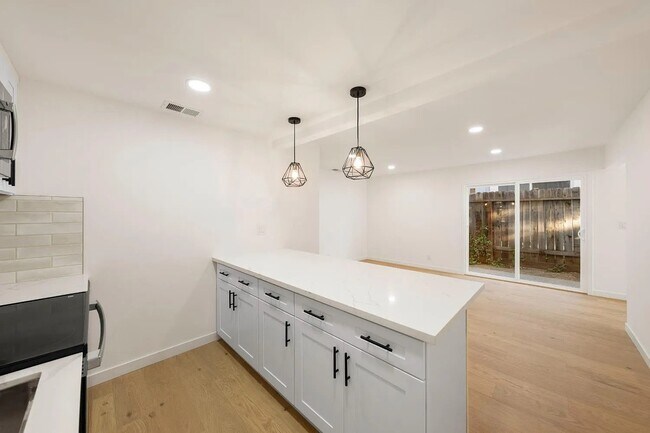 Building Photo - 5550 E Knoll Dr