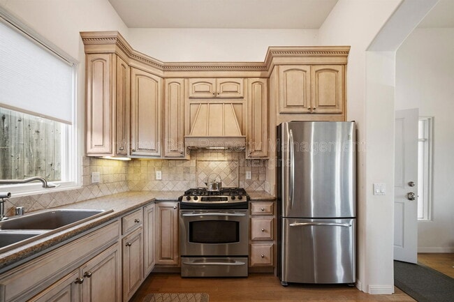 Building Photo - 525 Laurel Ave