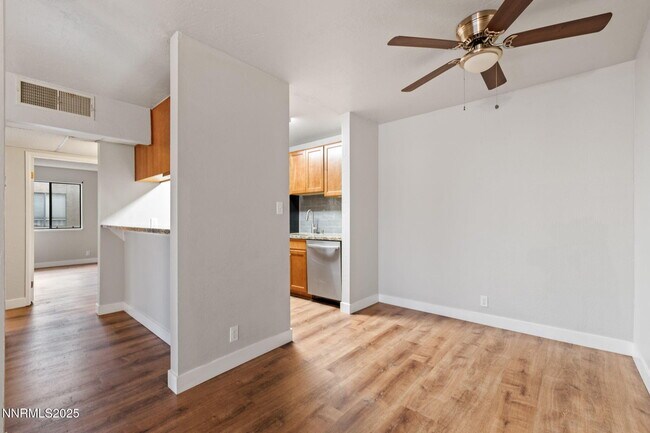 Building Photo - 2955 Lakeside Dr