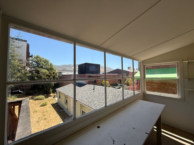 Building Photo - 2 Bedroom, 1 bathroom second floor apartme...