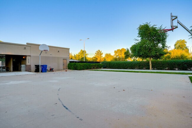 Building Photo - 8637 S Newberry Ln