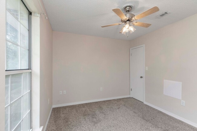 Building Photo - AVAILABLE IN OCTOBER! 2 beds 1 bath