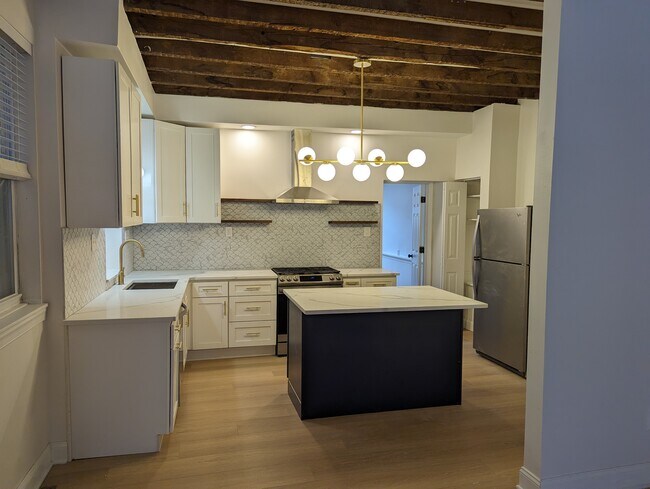 Primary Photo - 615 E Thompson St