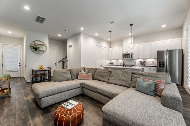 Building Photo - 5725 White Magnolia St.