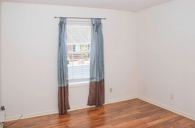 Building Photo - Updated 2BR 2.5BA Home w/ Lake Access • New Countertops • Patio in Farragut