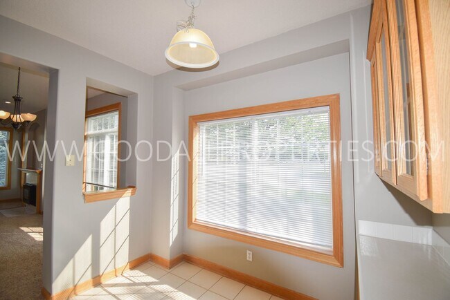 Building Photo - 2 Bedroom 2 bath Town Home in West Des Moines