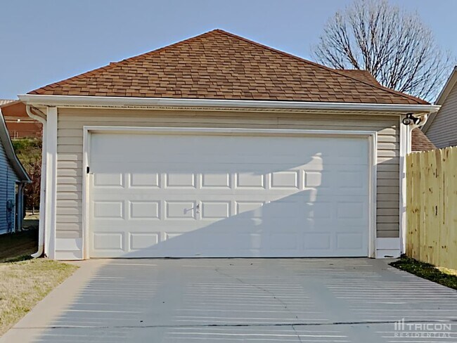 Building Photo - 385 Chadwick Cmns