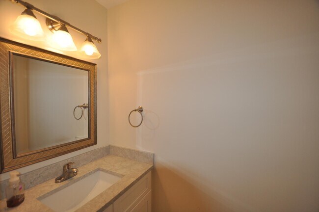 Building Photo - 181 Riverside Townhouses Rd