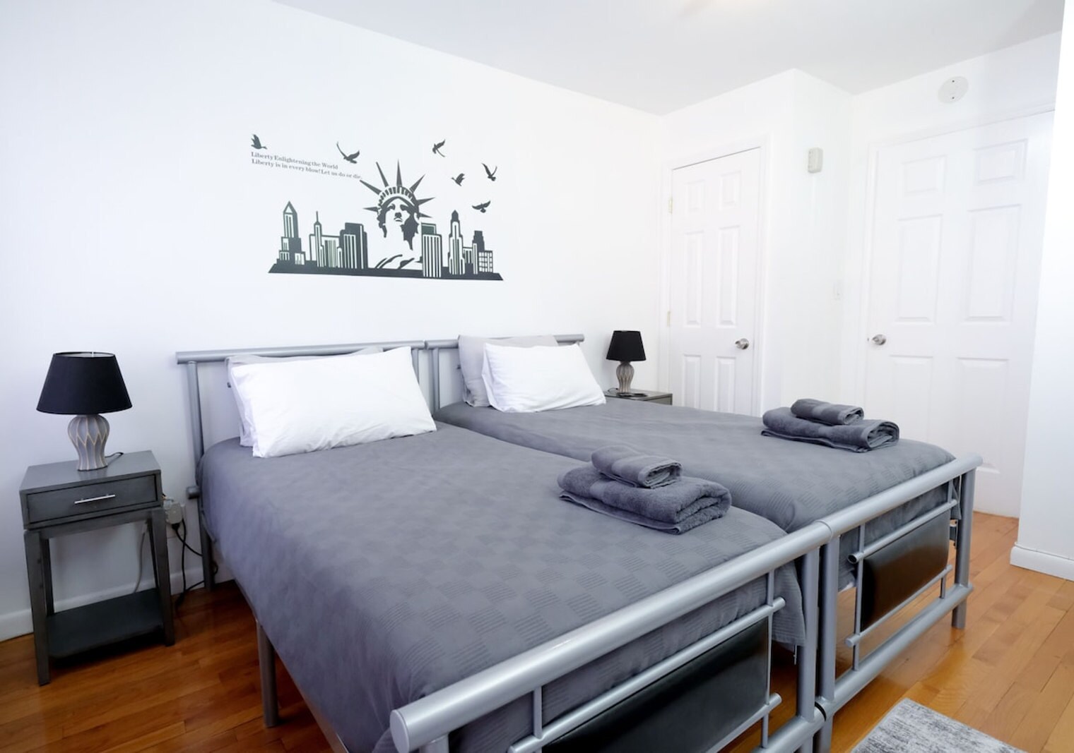 Building Photo - 305 E 104th St