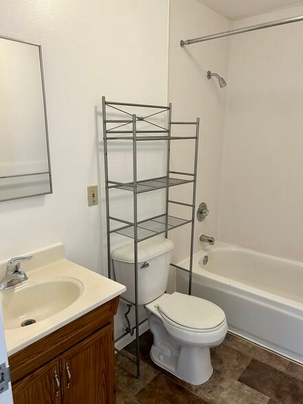 Full Bathroom - 454 S 500 E