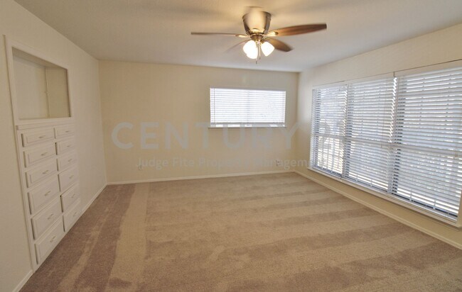 Building Photo - Fabulous 2-Story 5/2.5/2 Adjacent to Creek In DeSoto For Rent!