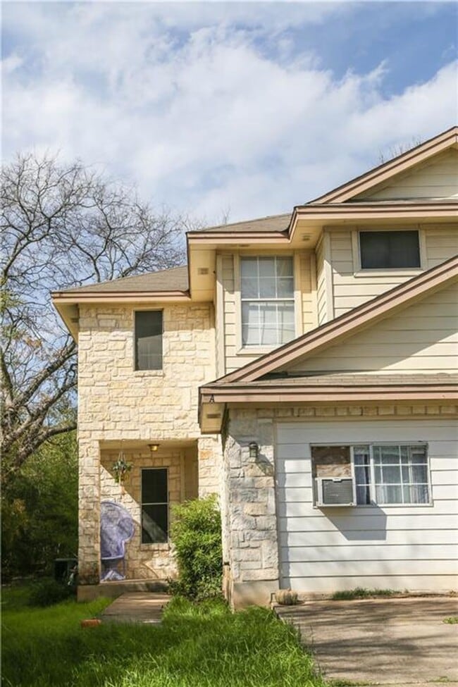 Building Photo - 4 bed with back yard in great East side lo...