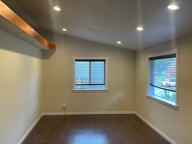 Building Photo - 7005 NE 17th Ave