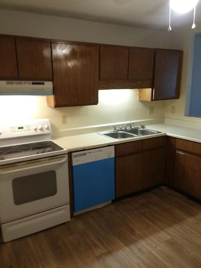 Building Photo - 2 bedroom 1 bath condo