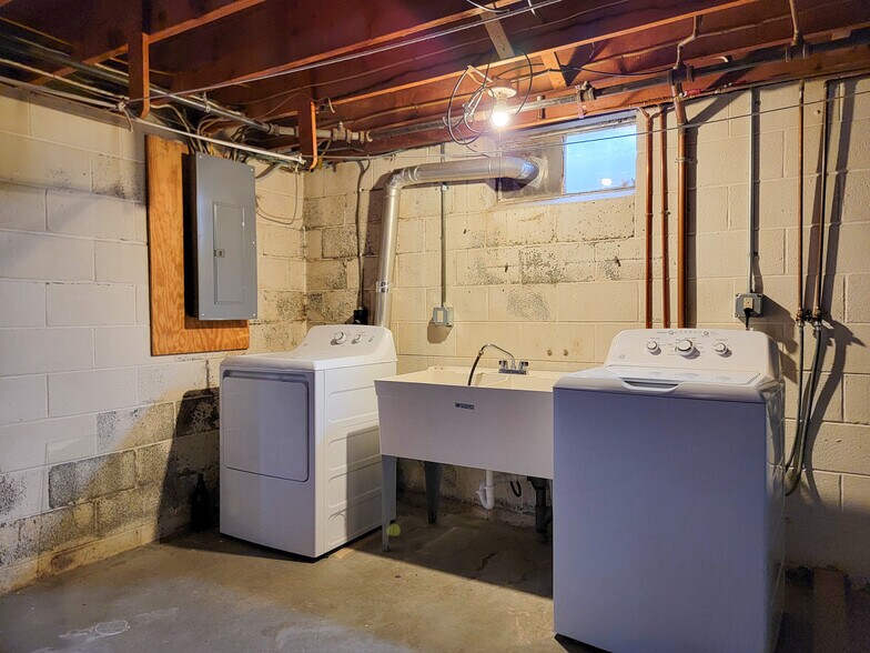 Building Photo - 137 N Hoover St