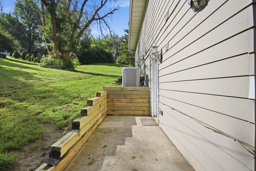 Building Photo - 320 Jenny Ln