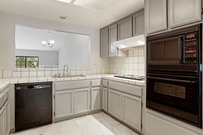Building Photo - 562 La Corso Dr