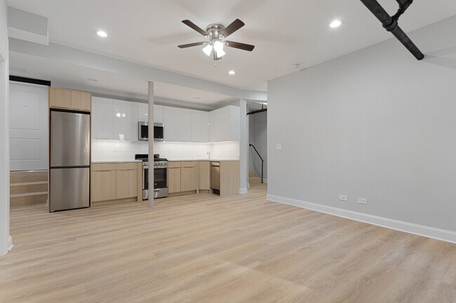 Building Photo - 7381 N Damen Ave