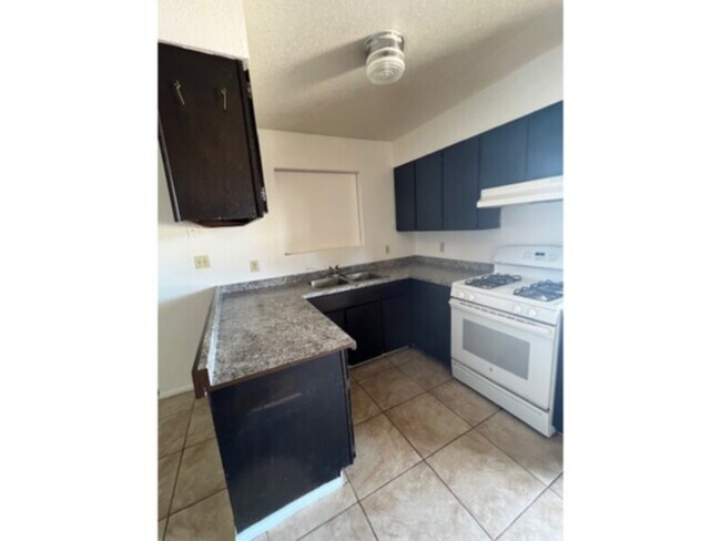 Building Photo - 3 bedroom, 2 bath, NO HOA