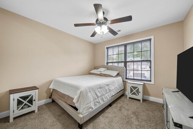 Building Photo - 667 Fox Hound Dr