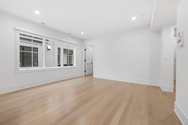 Building Photo - 187 Field Point Rd