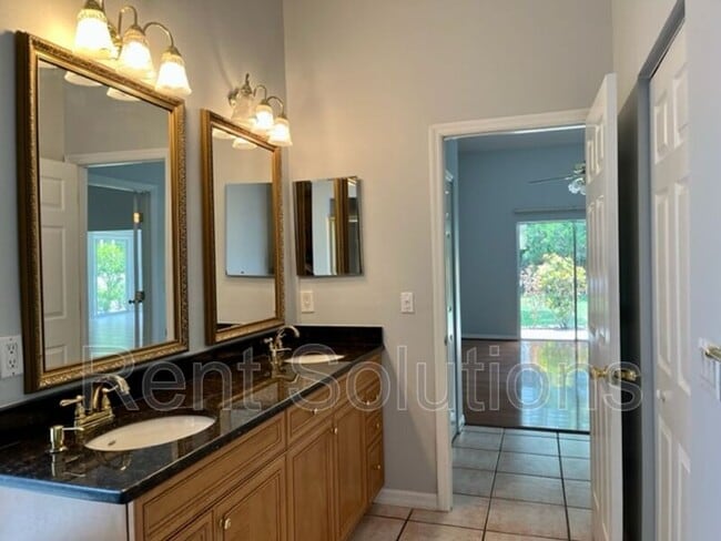 Building Photo - 405 Arlington Ave E