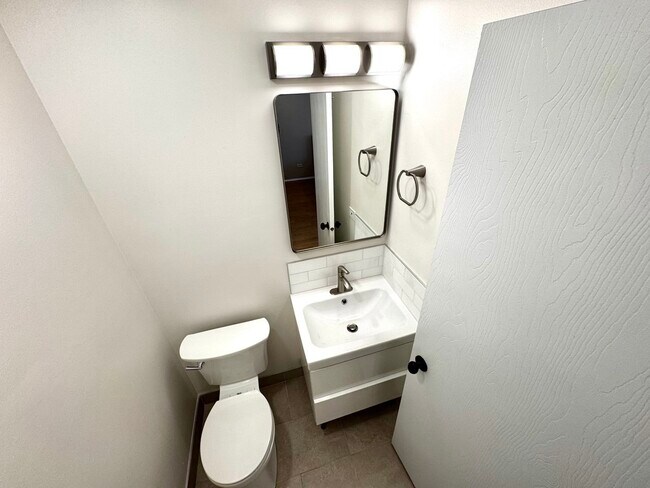 Building Photo - 2215 Nichols Rd