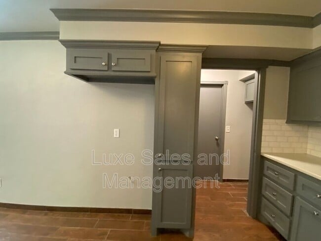 Building Photo - 910 Oak Hill Rd