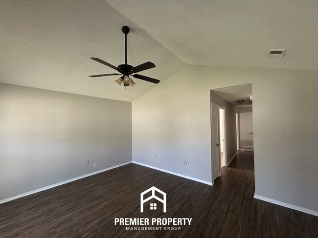 Building Photo - Cozy 3BR/1.5BA Horn Lake Home | Vaulted Ceilings & Bay Window Kitchen