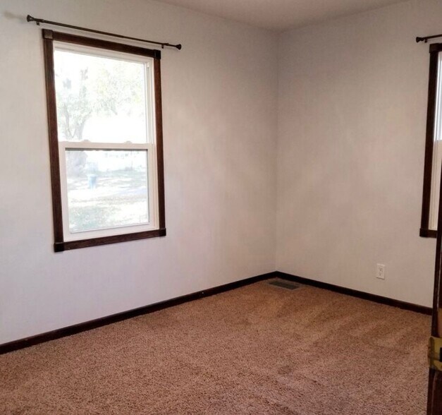 No carpet. Updated to LVT. - 2805 Washington St