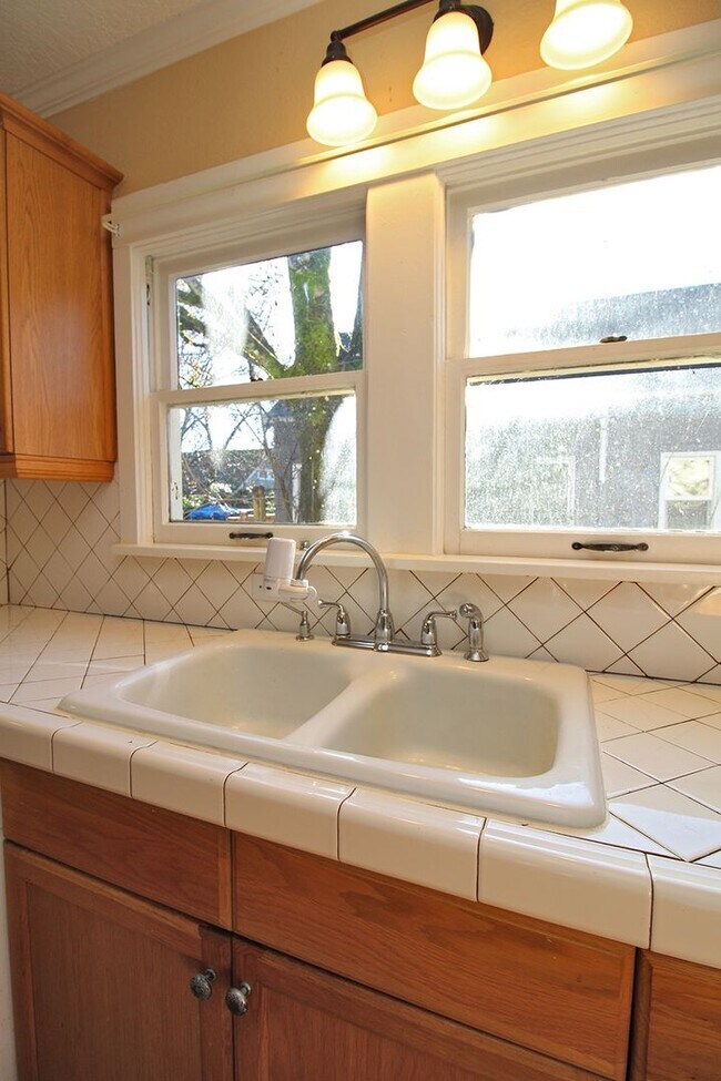 Building Photo - Adorable 2++ Bedroom, 2 Bath Brooklyn Bungalow - steps to MAX line