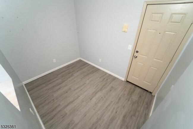 Building Photo - 331 Straight St