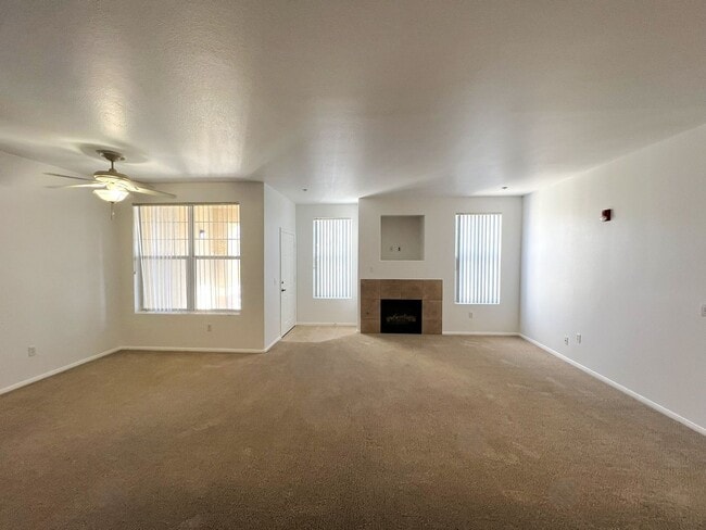 Building Photo - 3 Bedroom Condo with 1 Car Garage
