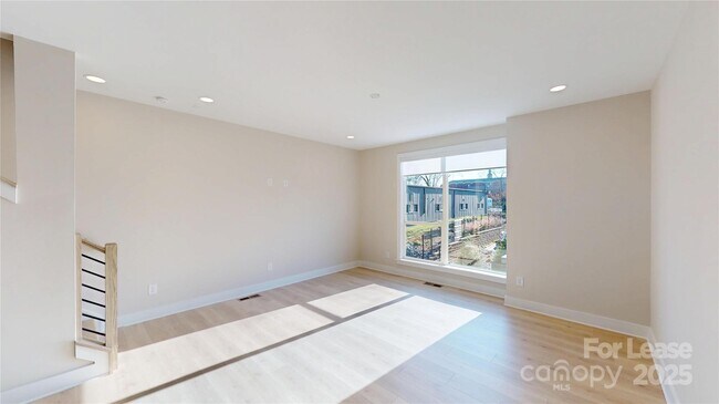 Building Photo - 407 Devender Ln